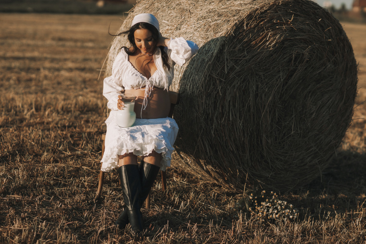 Решили рвануть летом в деревню, обязательно захватите с собой фотоаппарат. Об остальном позаботится природа. Благо живописных локаций для тематических съемок в нашем регионе полно. Образы придумать тоже не так-то сложно. Наши сегодняшние героини — тому пример.