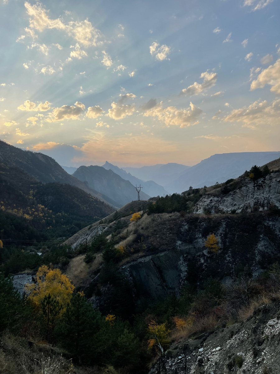 В августе съемочная команда из Владимира отправится в автомобильный тур от Владивостока до Москвы, охватывая живописные локации и уникальные кейсы региональных бизнесменов, а ценители роуд-контента смогут наблюдать за поездкой в режиме реального времени.