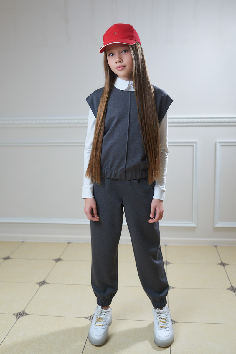 Будьте хитрее и начните подготовку к учебному году заранее! Сейчас шансы выбрать форму, которая уравняет желания взрослых с потребностями детей, намного выше. Тем более новые коллекции 2022 года уже приехали в город.