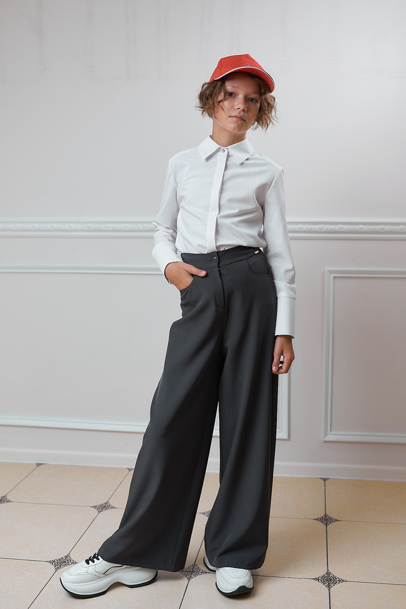 Будьте хитрее и начните подготовку к учебному году заранее! Сейчас шансы выбрать форму, которая уравняет желания взрослых с потребностями детей, намного выше. Тем более новые коллекции 2022 года уже приехали в город.