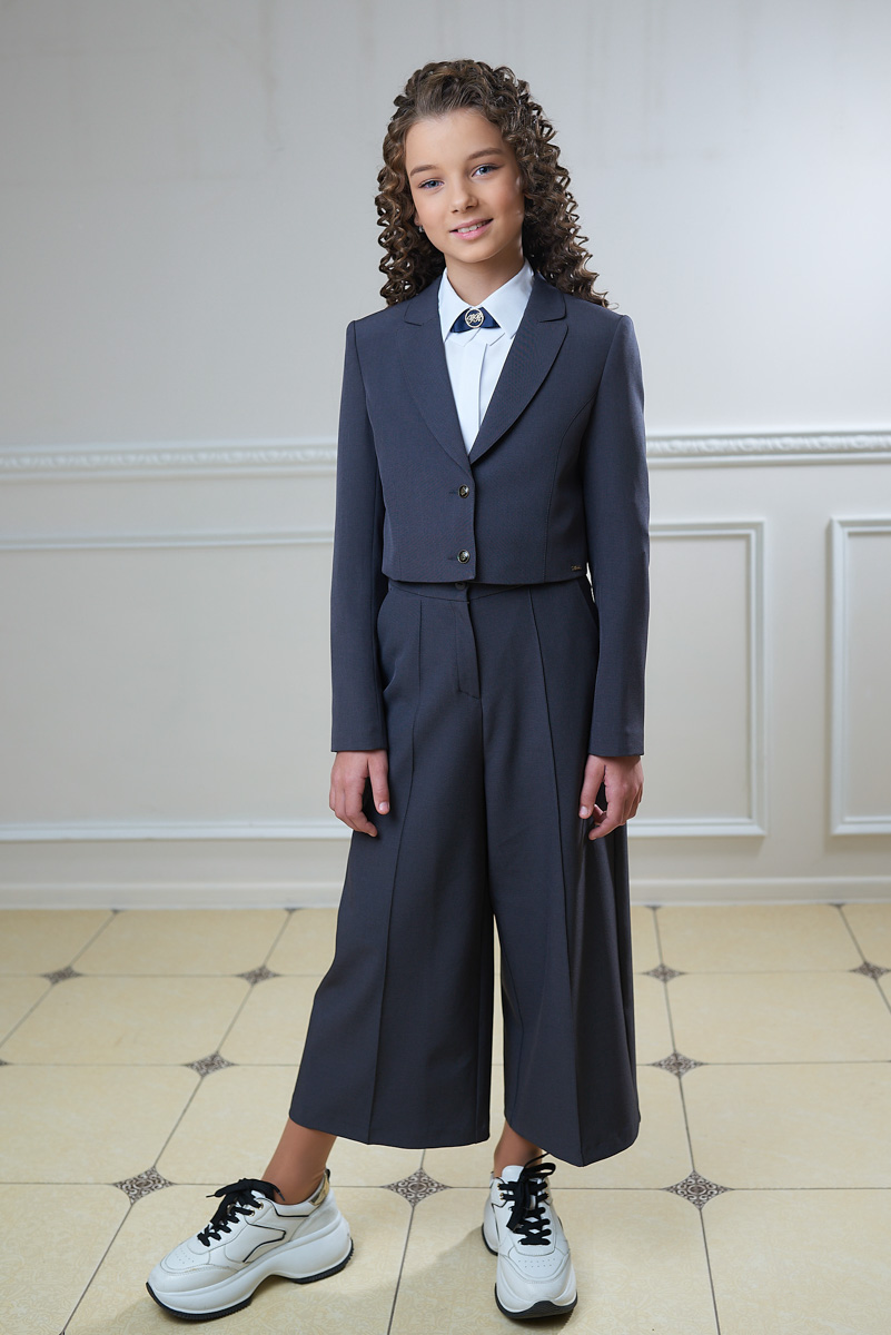 Будьте хитрее и начните подготовку к учебному году заранее! Сейчас шансы выбрать форму, которая уравняет желания взрослых с потребностями детей, намного выше. Тем более новые коллекции 2022 года уже приехали в город.