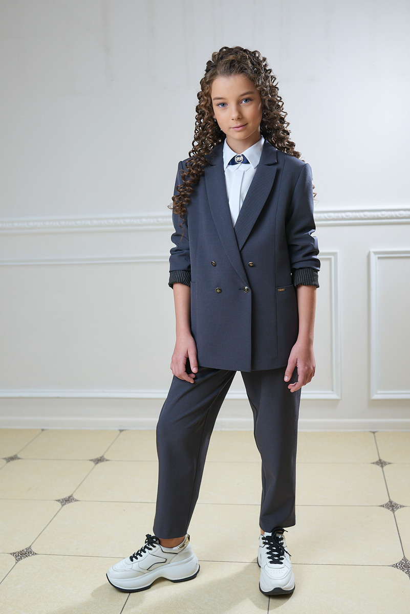 Будьте хитрее и начните подготовку к учебному году заранее! Сейчас шансы выбрать форму, которая уравняет желания взрослых с потребностями детей, намного выше. Тем более новые коллекции 2022 года уже приехали в город.