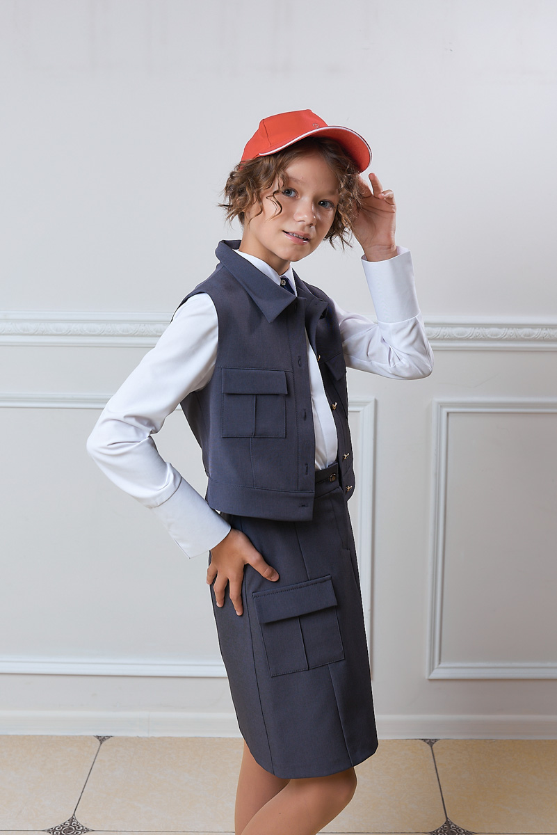 Будьте хитрее и начните подготовку к учебному году заранее! Сейчас шансы выбрать форму, которая уравняет желания взрослых с потребностями детей, намного выше. Тем более новые коллекции 2022 года уже приехали в город.