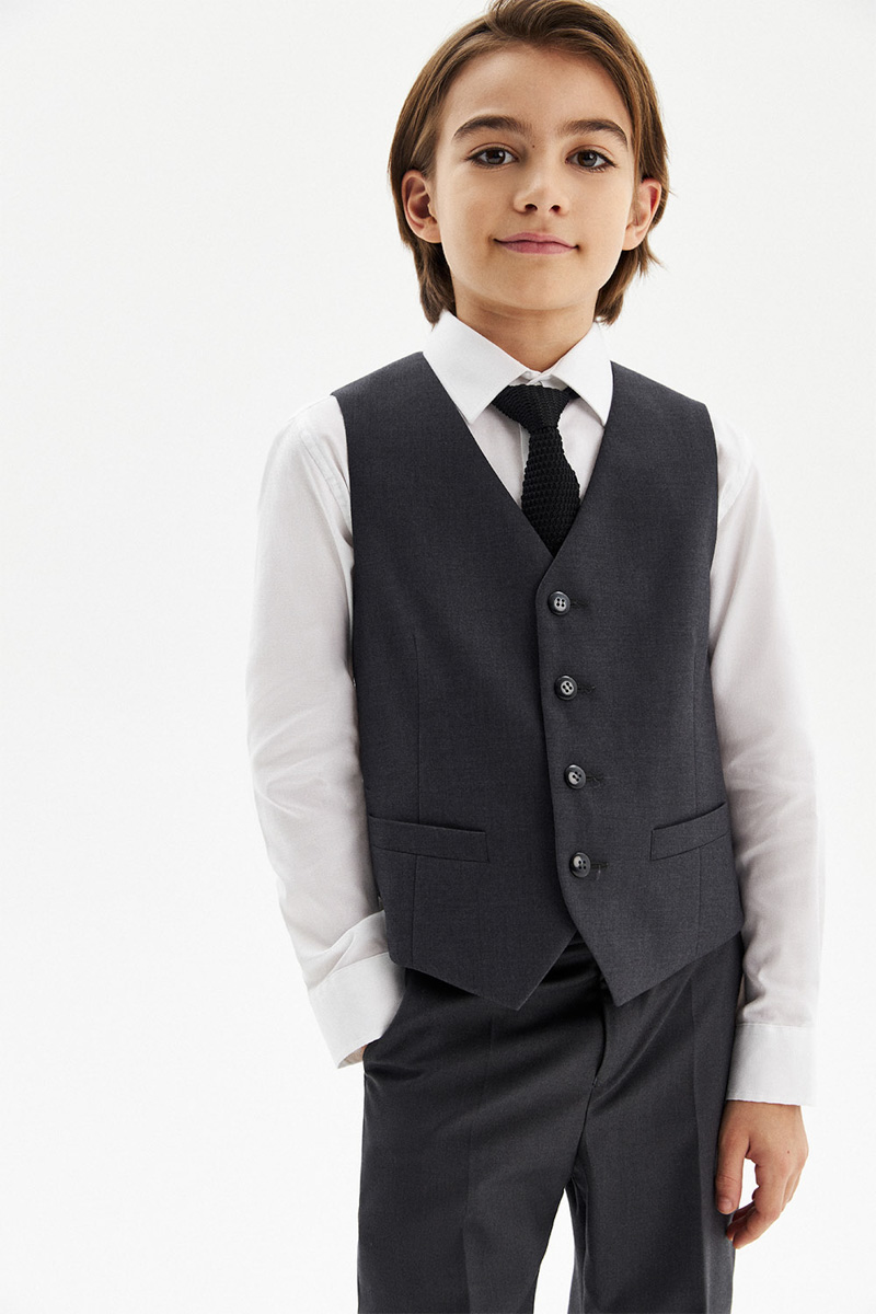 Будьте хитрее и начните подготовку к учебному году заранее! Сейчас шансы выбрать форму, которая уравняет желания взрослых с потребностями детей, намного выше. Тем более новые коллекции 2022 года уже приехали в город.