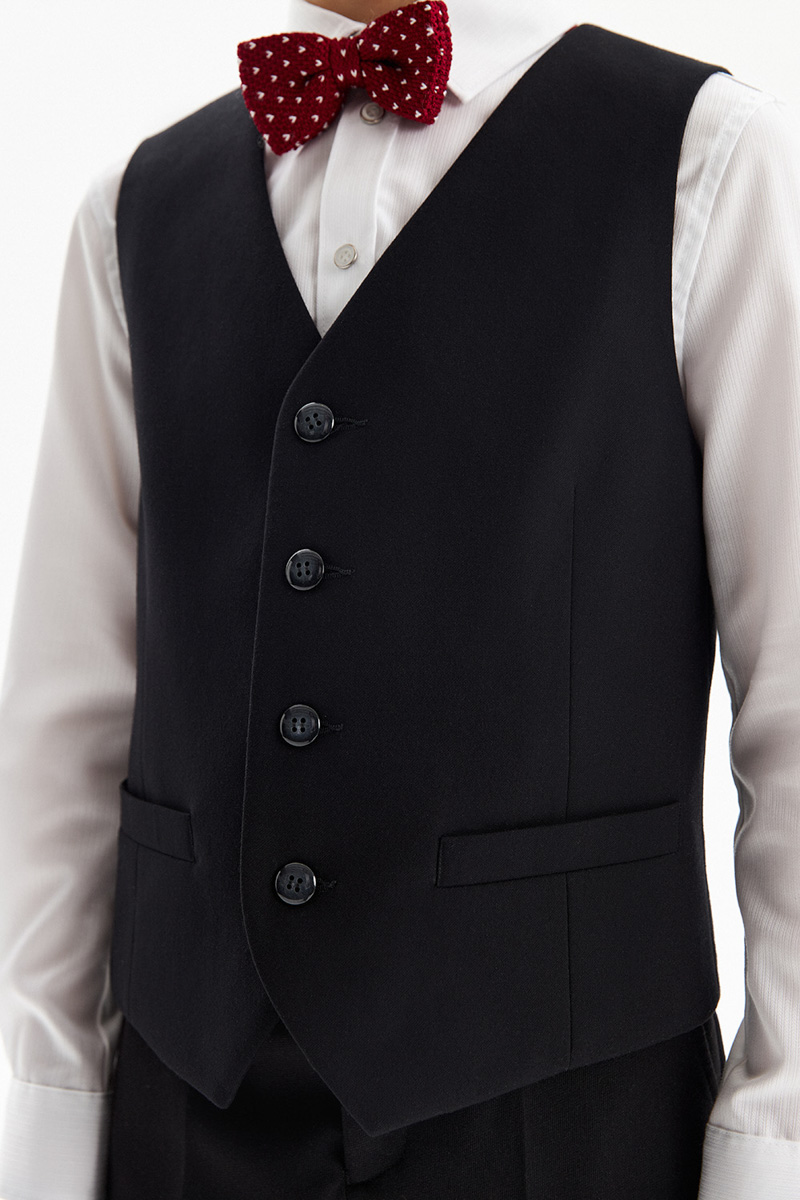 Будьте хитрее и начните подготовку к учебному году заранее! Сейчас шансы выбрать форму, которая уравняет желания взрослых с потребностями детей, намного выше. Тем более новые коллекции 2022 года уже приехали в город.