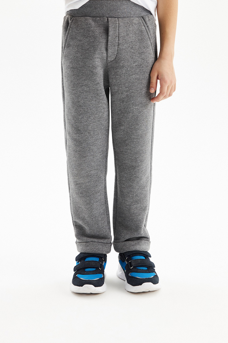 Будьте хитрее и начните подготовку к учебному году заранее! Сейчас шансы выбрать форму, которая уравняет желания взрослых с потребностями детей, намного выше. Тем более новые коллекции 2022 года уже приехали в город.