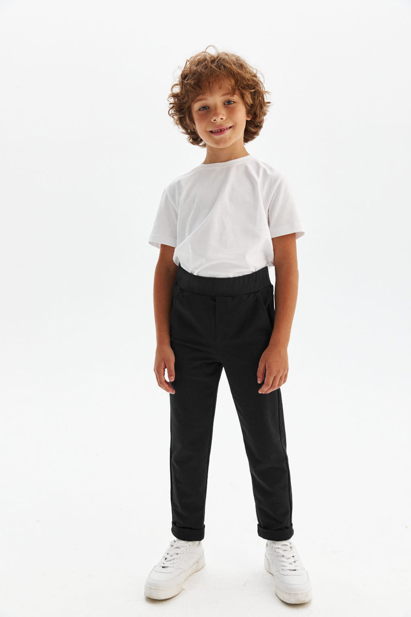 Будьте хитрее и начните подготовку к учебному году заранее! Сейчас шансы выбрать форму, которая уравняет желания взрослых с потребностями детей, намного выше. Тем более новые коллекции 2022 года уже приехали в город.