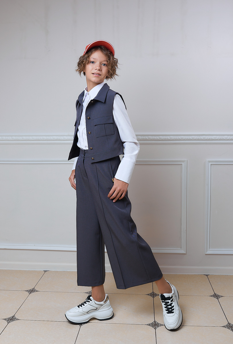 Будьте хитрее и начните подготовку к учебному году заранее! Сейчас шансы выбрать форму, которая уравняет желания взрослых с потребностями детей, намного выше. Тем более новые коллекции 2022 года уже приехали в город.