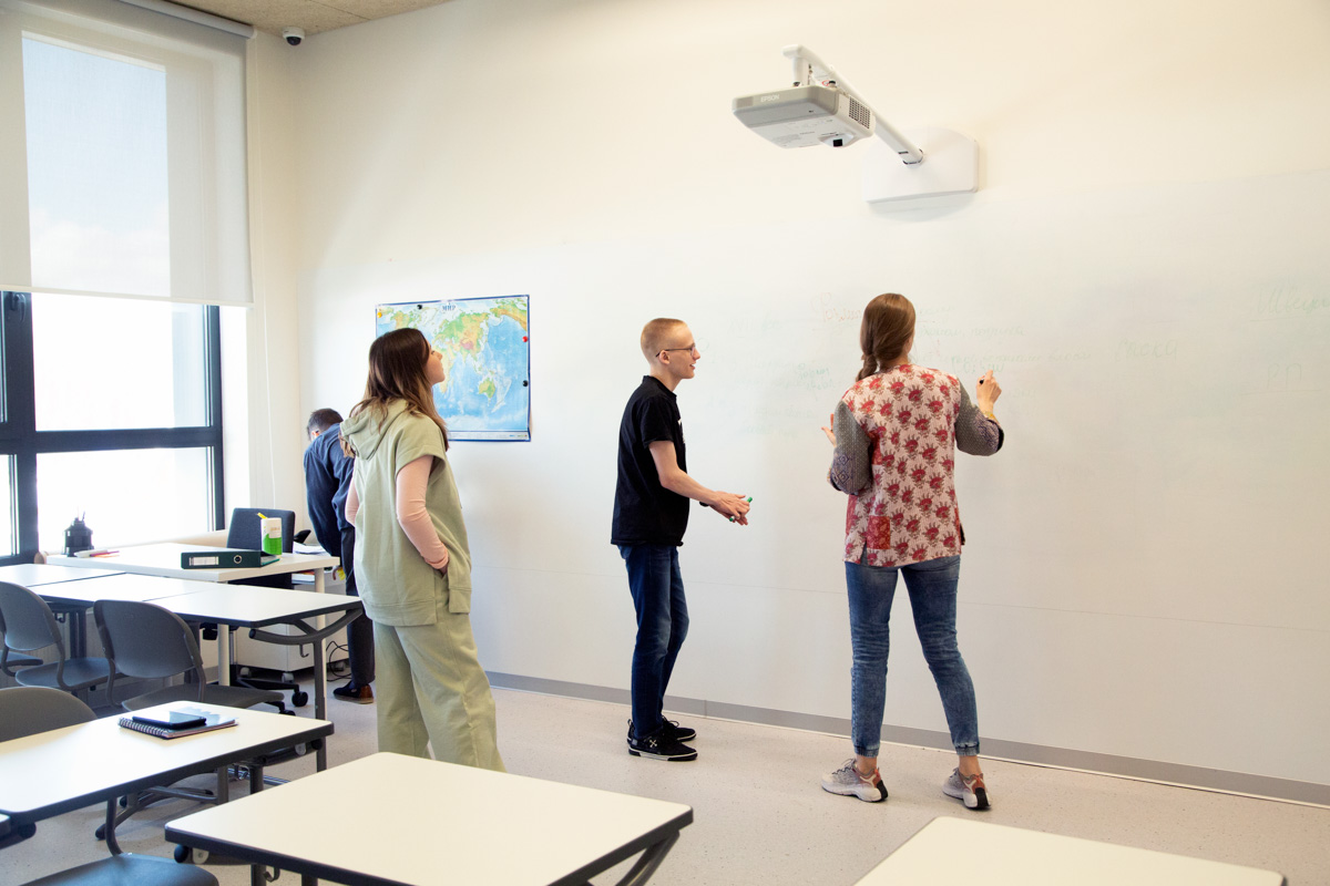 Как показывает практика, аттестат с пятерками – не гарантия успешной реализации в жизни. Гораздо важнее то, насколько хорошо у ребенка развиты soft skills – мягкие навыки, которые помогают интегрироваться в современную жизнь, адаптироваться к учебному и рабочему процессу, а также применить свои знания в реальной жизни.