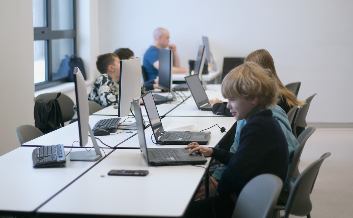 Как показывает практика, аттестат с пятерками – не гарантия успешной реализации в жизни. Гораздо важнее то, насколько хорошо у ребенка развиты soft skills – мягкие навыки, которые помогают интегрироваться в современную жизнь, адаптироваться к учебному и рабочему процессу, а также применить свои знания в реальной жизни.