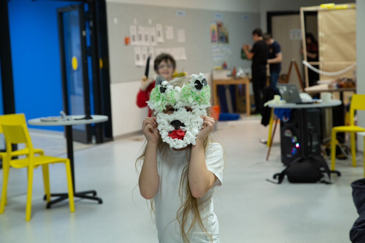 Как показывает практика, аттестат с пятерками – не гарантия успешной реализации в жизни. Гораздо важнее то, насколько хорошо у ребенка развиты soft skills – мягкие навыки, которые помогают интегрироваться в современную жизнь, адаптироваться к учебному и рабочему процессу, а также применить свои знания в реальной жизни.