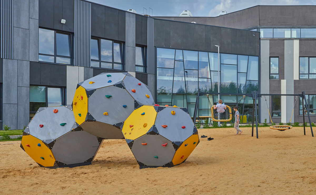 Как показывает практика, аттестат с пятерками – не гарантия успешной реализации в жизни. Гораздо важнее то, насколько хорошо у ребенка развиты soft skills – мягкие навыки, которые помогают интегрироваться в современную жизнь, адаптироваться к учебному и рабочему процессу, а также применить свои знания в реальной жизни.