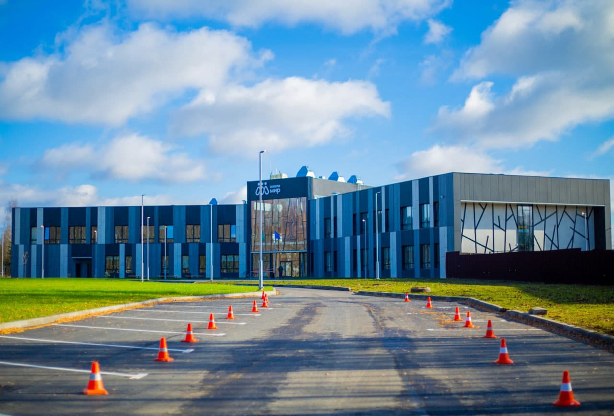 Как показывает практика, аттестат с пятерками – не гарантия успешной реализации в жизни. Гораздо важнее то, насколько хорошо у ребенка развиты soft skills – мягкие навыки, которые помогают интегрироваться в современную жизнь, адаптироваться к учебному и рабочему процессу, а также применить свои знания в реальной жизни.