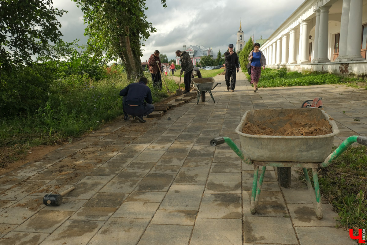 Какие-то из них уже подходят к концу, какие-то в самом разгаре, а некоторые только в планах, но от этого не менее ожидаемые. Итак, какие же стройки кипят сейчас на просторах 33-го региона?