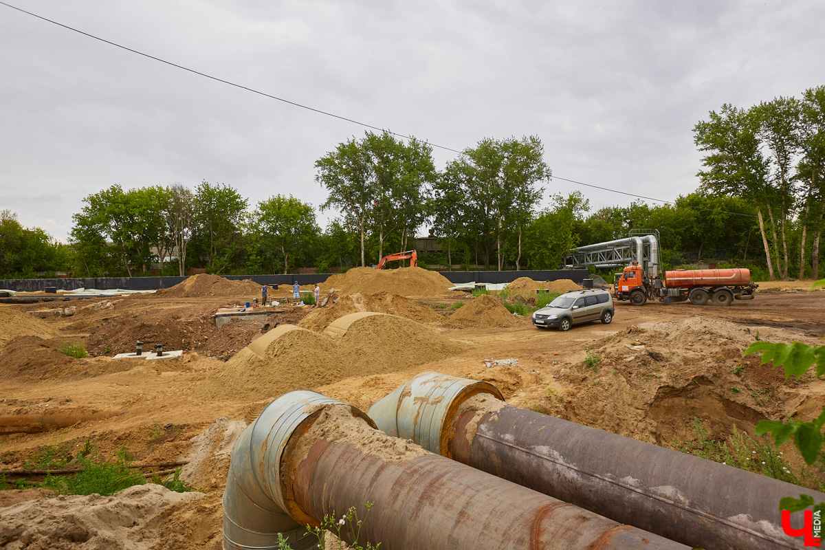 Какие-то из них уже подходят к концу, какие-то в самом разгаре, а некоторые только в планах, но от этого не менее ожидаемые. Итак, какие же стройки кипят сейчас на просторах 33-го региона?