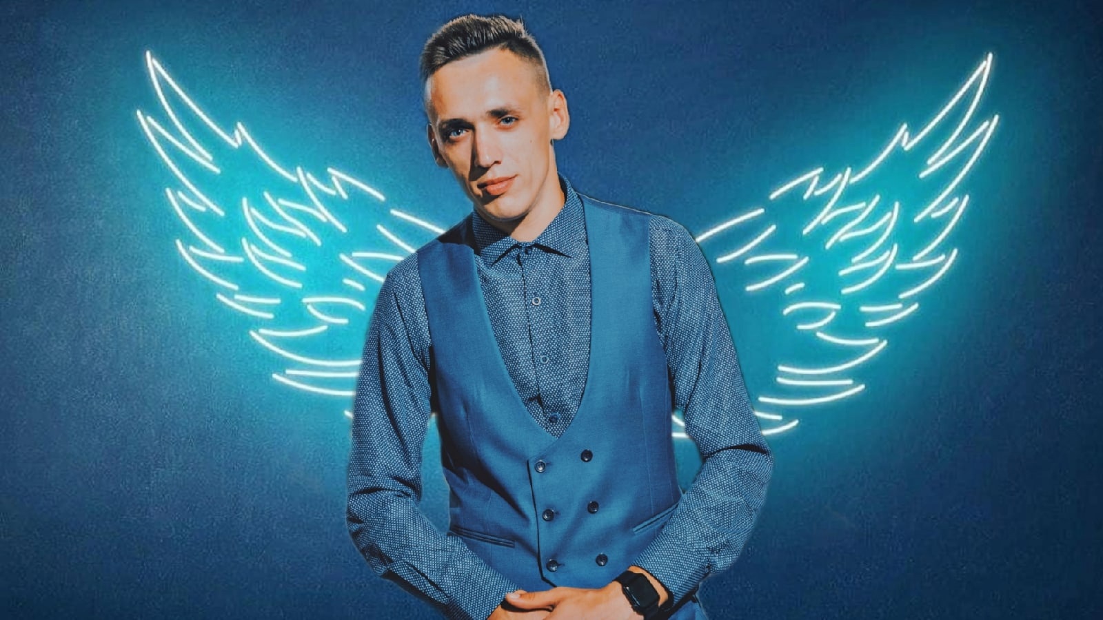 Его аккаунты верифицированы на площадках RuTube, Likke, Yappy; его юмористические скетчи об отношениях внутри семьи смотрят сотни тысяч зрителей; ему предлагали участвовать в проектах «Дом 2», «Суд идёт» и «Русский ниндзя». Об удивительной переквалификации из сотрудника внутренних органов рассказывает Владимир Соколов, теперь уже блогер, инвестор, делящийся забавными наблюдениями из семейной жизни муж и отец.