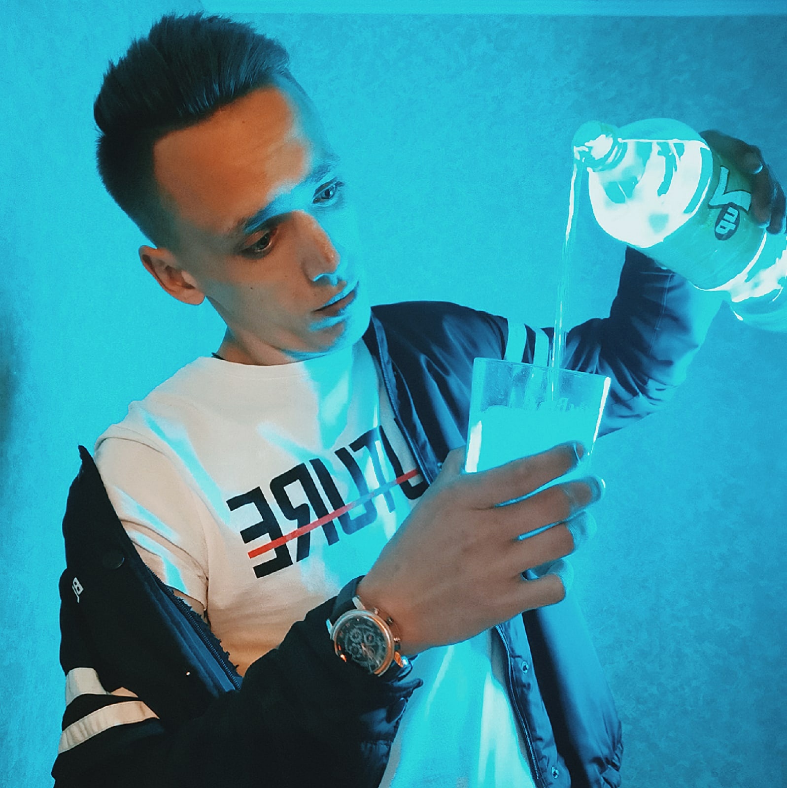 Его аккаунты верифицированы на площадках RuTube, Likke, Yappy; его юмористические скетчи об отношениях внутри семьи смотрят сотни тысяч зрителей; ему предлагали участвовать в проектах «Дом 2», «Суд идёт» и «Русский ниндзя». Об удивительной переквалификации из сотрудника внутренних органов рассказывает Владимир Соколов, теперь уже блогер, инвестор, делящийся забавными наблюдениями из семейной жизни муж и отец.