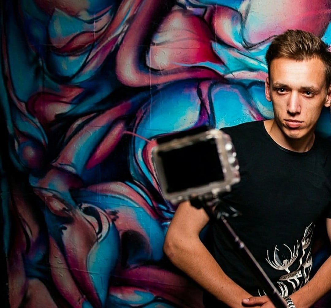 Его аккаунты верифицированы на площадках RuTube, Likke, Yappy; его юмористические скетчи об отношениях внутри семьи смотрят сотни тысяч зрителей; ему предлагали участвовать в проектах «Дом 2», «Суд идёт» и «Русский ниндзя». Об удивительной переквалификации из сотрудника внутренних органов рассказывает Владимир Соколов, теперь уже блогер, инвестор, делящийся забавными наблюдениями из семейной жизни муж и отец.