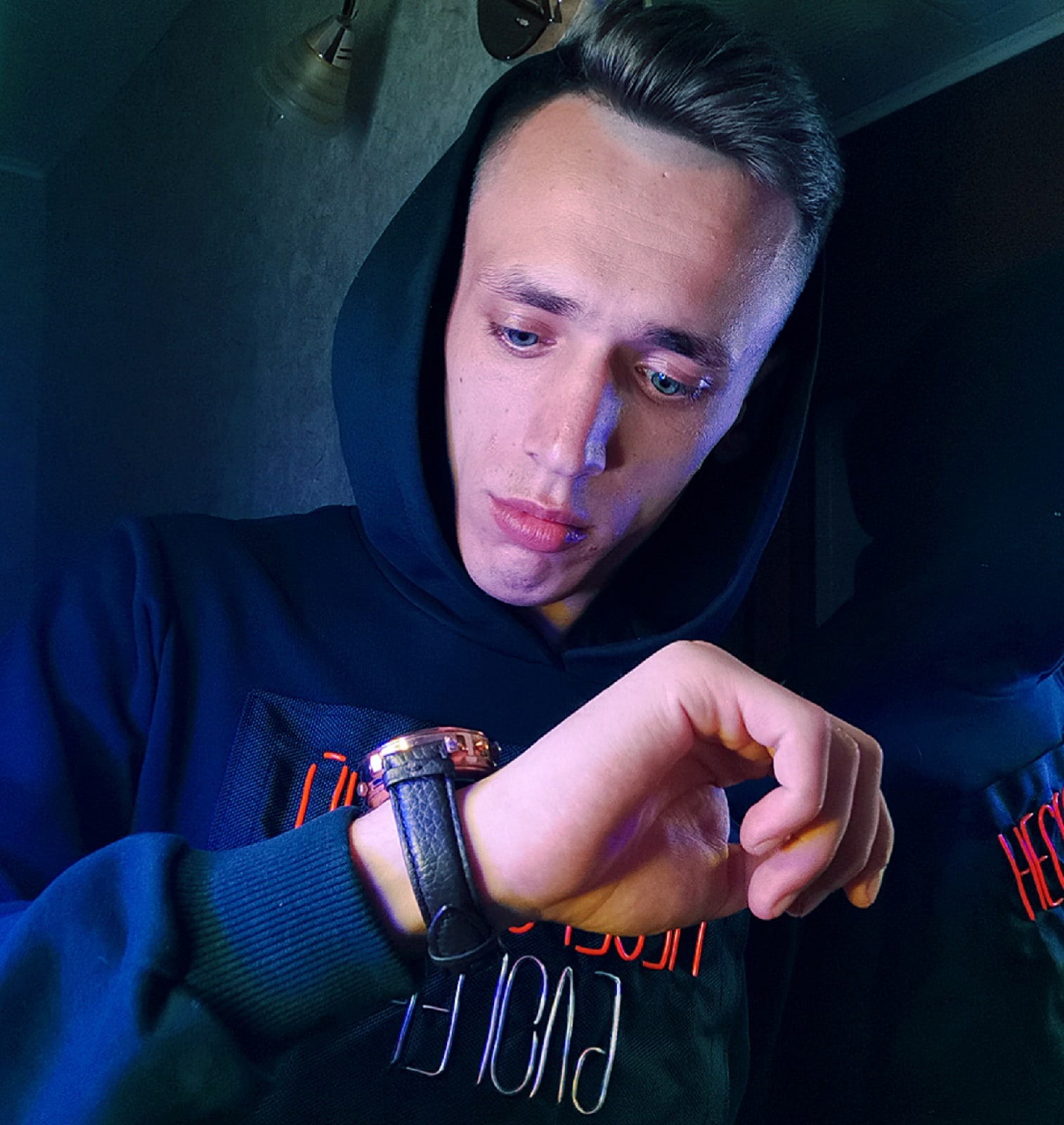 Его аккаунты верифицированы на площадках RuTube, Likke, Yappy; его юмористические скетчи об отношениях внутри семьи смотрят сотни тысяч зрителей; ему предлагали участвовать в проектах «Дом 2», «Суд идёт» и «Русский ниндзя». Об удивительной переквалификации из сотрудника внутренних органов рассказывает Владимир Соколов, теперь уже блогер, инвестор, делящийся забавными наблюдениями из семейной жизни муж и отец.