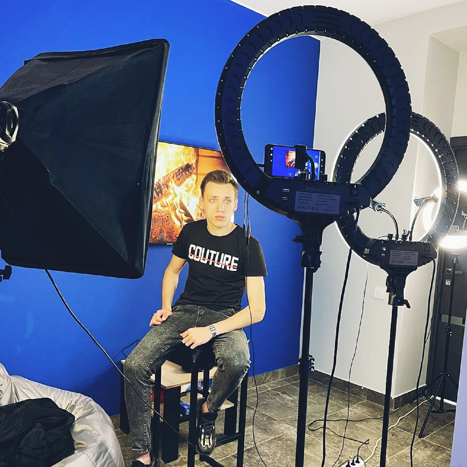 Его аккаунты верифицированы на площадках RuTube, Likke, Yappy; его юмористические скетчи об отношениях внутри семьи смотрят сотни тысяч зрителей; ему предлагали участвовать в проектах «Дом 2», «Суд идёт» и «Русский ниндзя». Об удивительной переквалификации из сотрудника внутренних органов рассказывает Владимир Соколов, теперь уже блогер, инвестор, делящийся забавными наблюдениями из семейной жизни муж и отец.