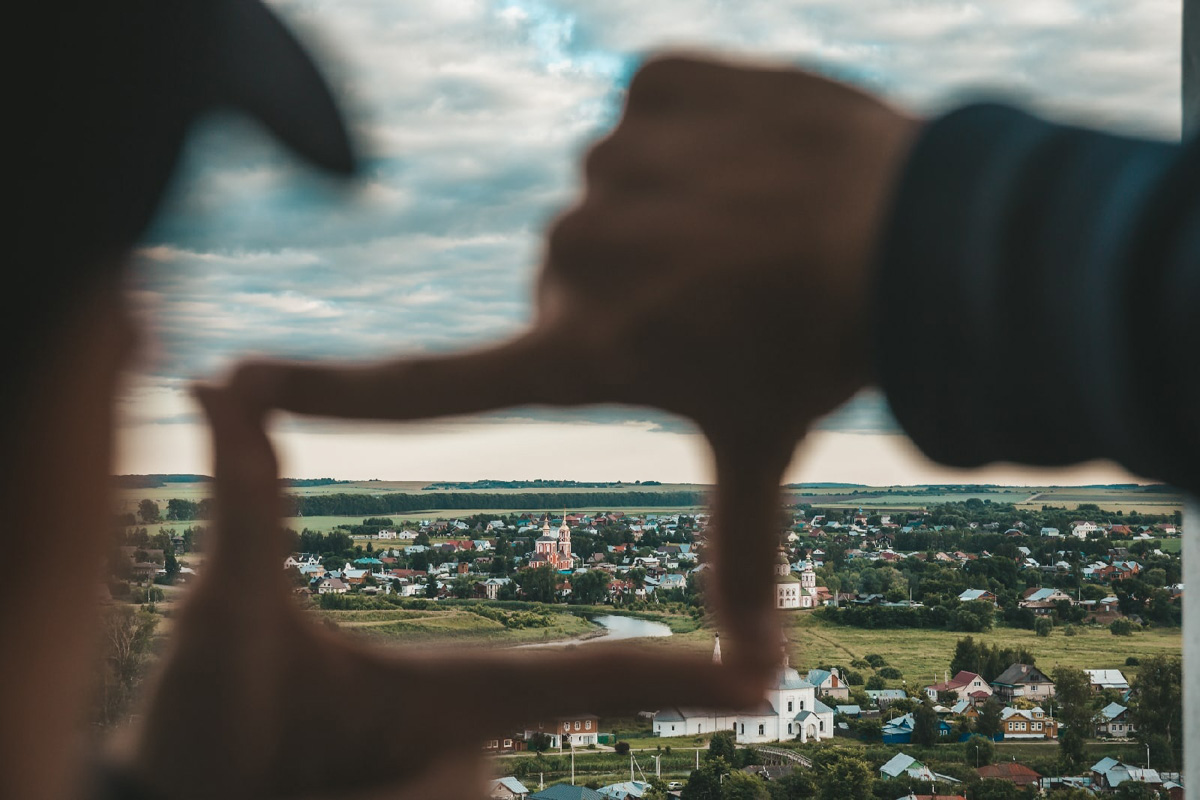 Этим летом в Суздаль приедут тысячи гостей. А сколько они сделают снимков древнего города, сосчитать невозможно. Туристические места и тайные улочки, на которых можно спрятаться от всего мира. Настоящая сувенирная шкатулка нашей страны, которую каждый открывает для себя сам, в объективе гостей и местных жителей.