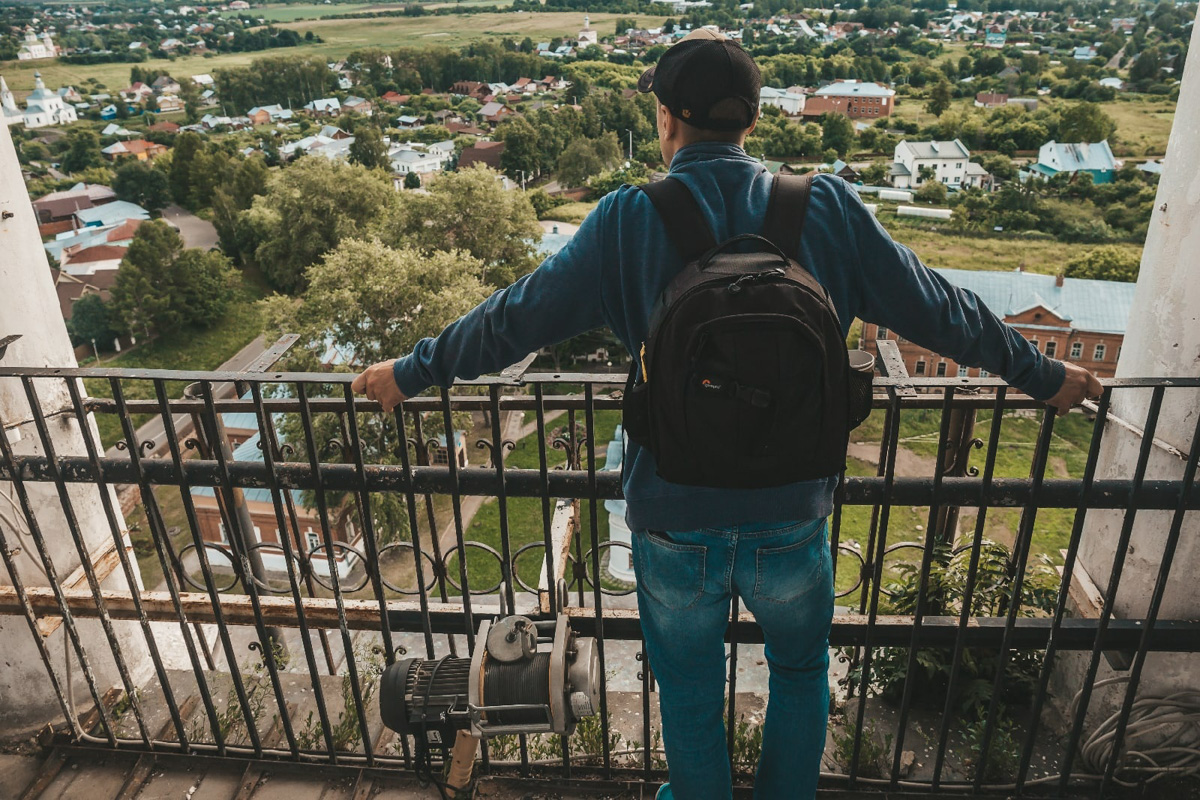 Этим летом в Суздаль приедут тысячи гостей. А сколько они сделают снимков древнего города, сосчитать невозможно. Туристические места и тайные улочки, на которых можно спрятаться от всего мира. Настоящая сувенирная шкатулка нашей страны, которую каждый открывает для себя сам, в объективе гостей и местных жителей.
