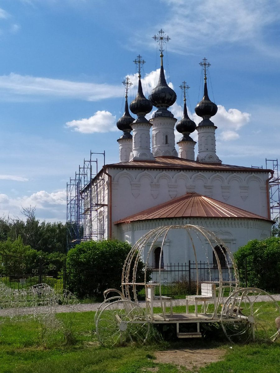 Этим летом в Суздаль приедут тысячи гостей. А сколько они сделают снимков древнего города, сосчитать невозможно. Туристические места и тайные улочки, на которых можно спрятаться от всего мира. Настоящая сувенирная шкатулка нашей страны, которую каждый открывает для себя сам, в объективе гостей и местных жителей.