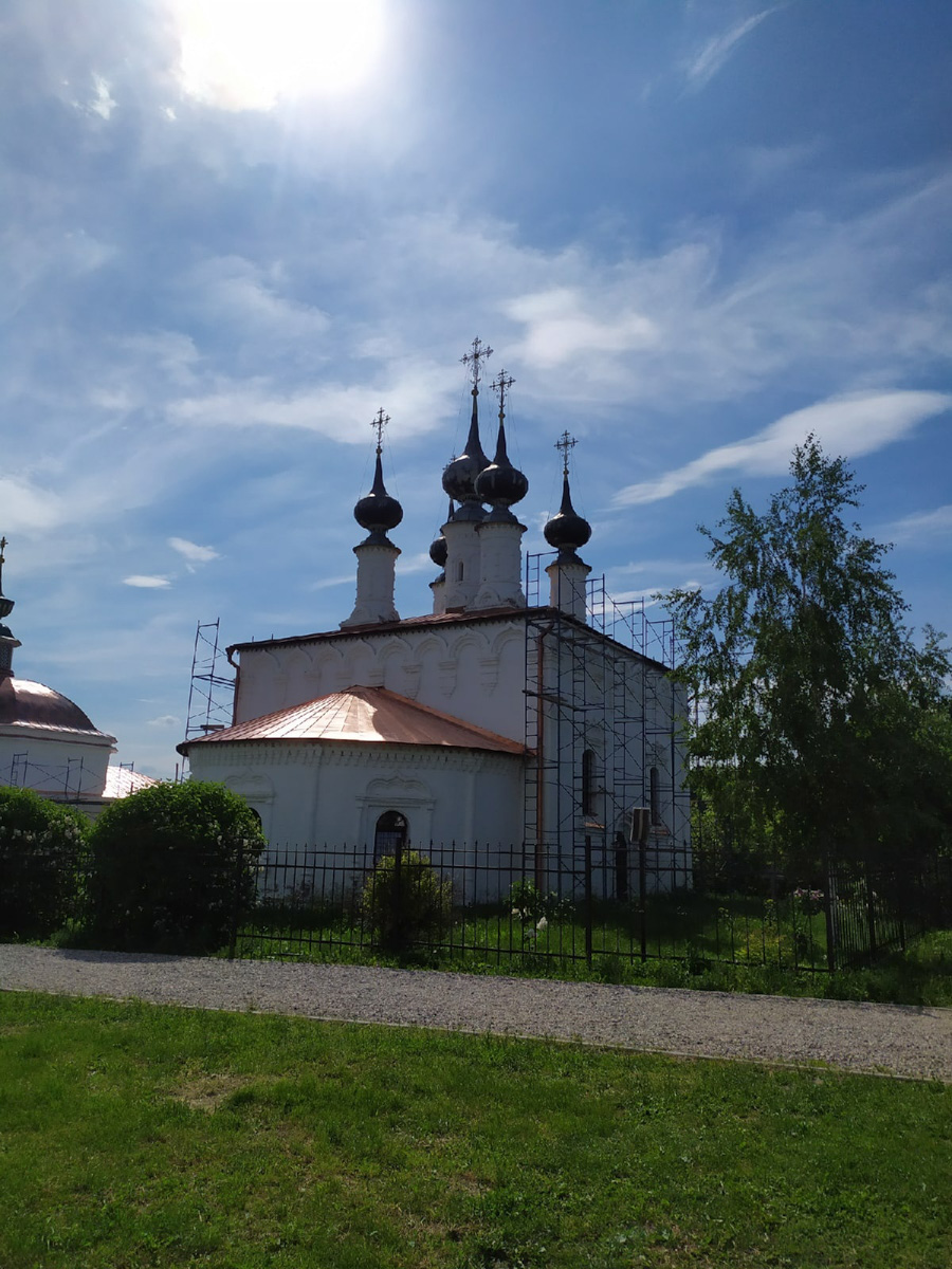 Этим летом в Суздаль приедут тысячи гостей. А сколько они сделают снимков древнего города, сосчитать невозможно. Туристические места и тайные улочки, на которых можно спрятаться от всего мира. Настоящая сувенирная шкатулка нашей страны, которую каждый открывает для себя сам, в объективе гостей и местных жителей.