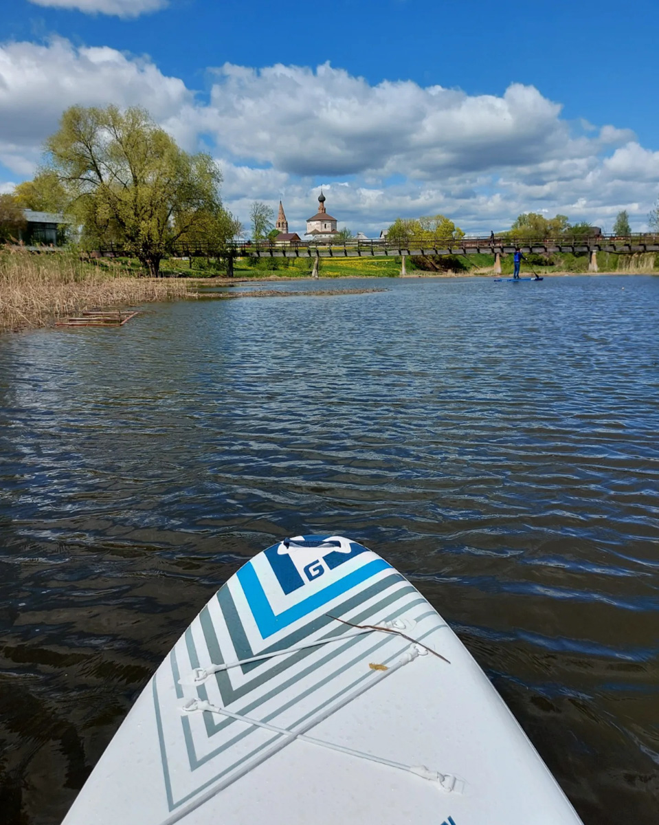 Этим летом в Суздаль приедут тысячи гостей. А сколько они сделают снимков древнего города, сосчитать невозможно. Туристические места и тайные улочки, на которых можно спрятаться от всего мира. Настоящая сувенирная шкатулка нашей страны, которую каждый открывает для себя сам, в объективе гостей и местных жителей.