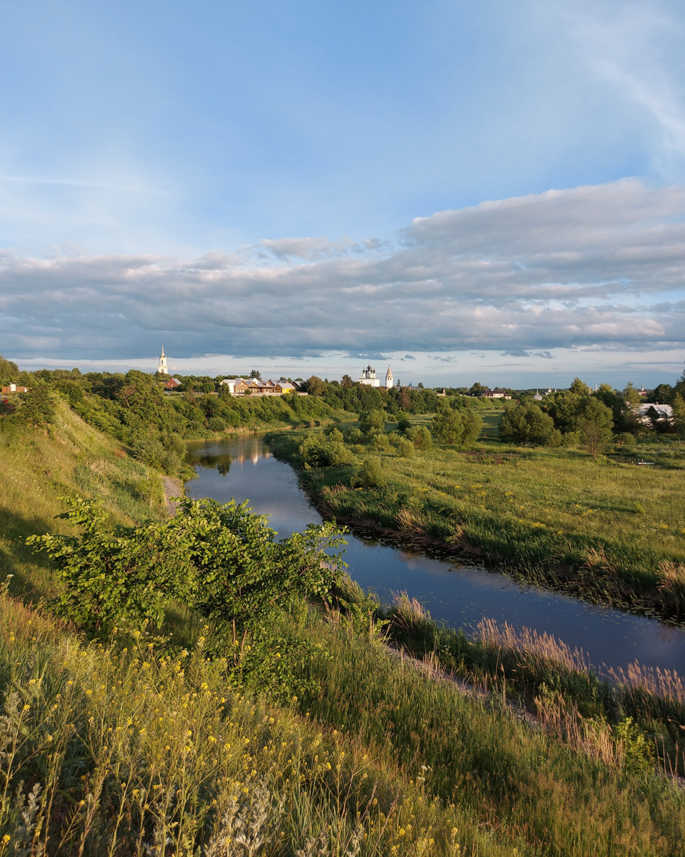 Этим летом в Суздаль приедут тысячи гостей. А сколько они сделают снимков древнего города, сосчитать невозможно. Туристические места и тайные улочки, на которых можно спрятаться от всего мира. Настоящая сувенирная шкатулка нашей страны, которую каждый открывает для себя сам, в объективе гостей и местных жителей.