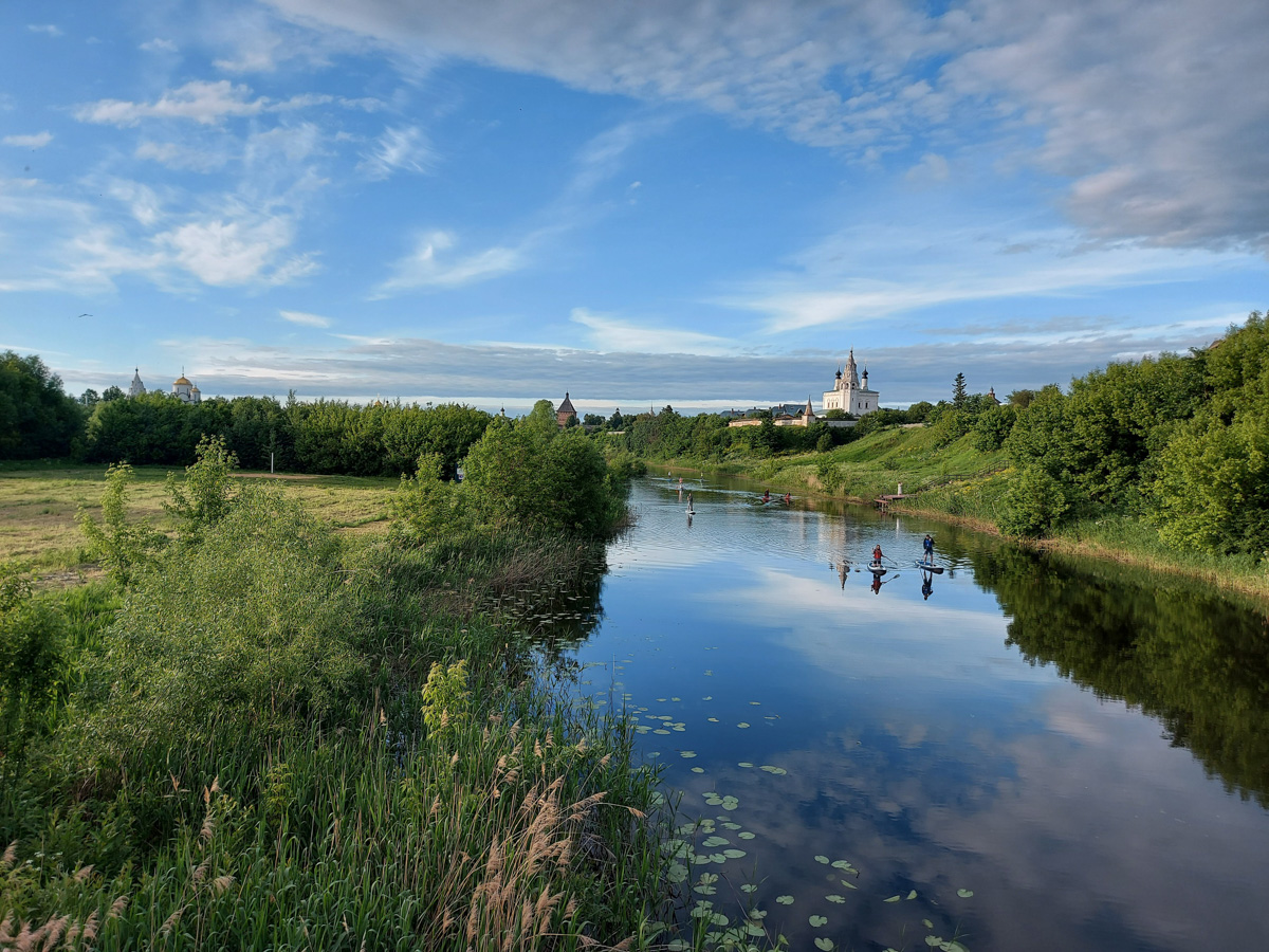 Этим летом в Суздаль приедут тысячи гостей. А сколько они сделают снимков древнего города, сосчитать невозможно. Туристические места и тайные улочки, на которых можно спрятаться от всего мира. Настоящая сувенирная шкатулка нашей страны, которую каждый открывает для себя сам, в объективе гостей и местных жителей.