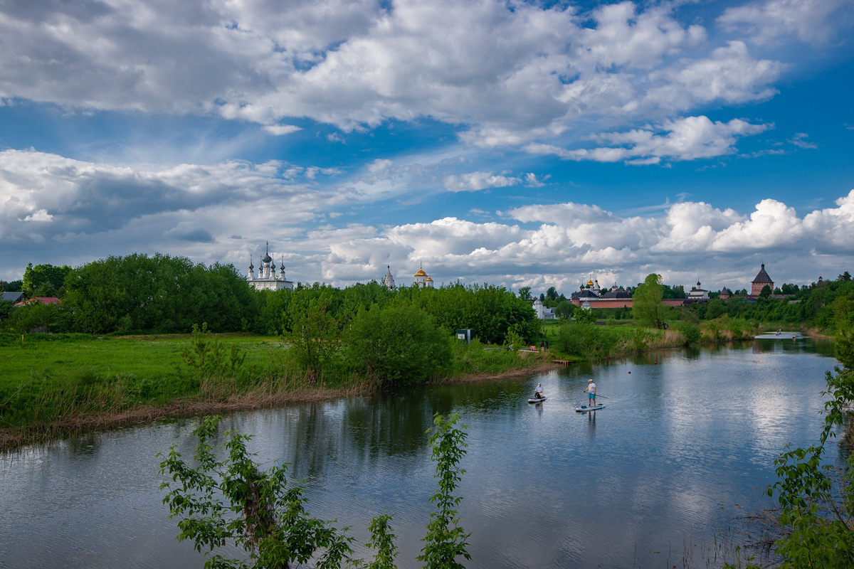 Этим летом в Суздаль приедут тысячи гостей. А сколько они сделают снимков древнего города, сосчитать невозможно. Туристические места и тайные улочки, на которых можно спрятаться от всего мира. Настоящая сувенирная шкатулка нашей страны, которую каждый открывает для себя сам, в объективе гостей и местных жителей.