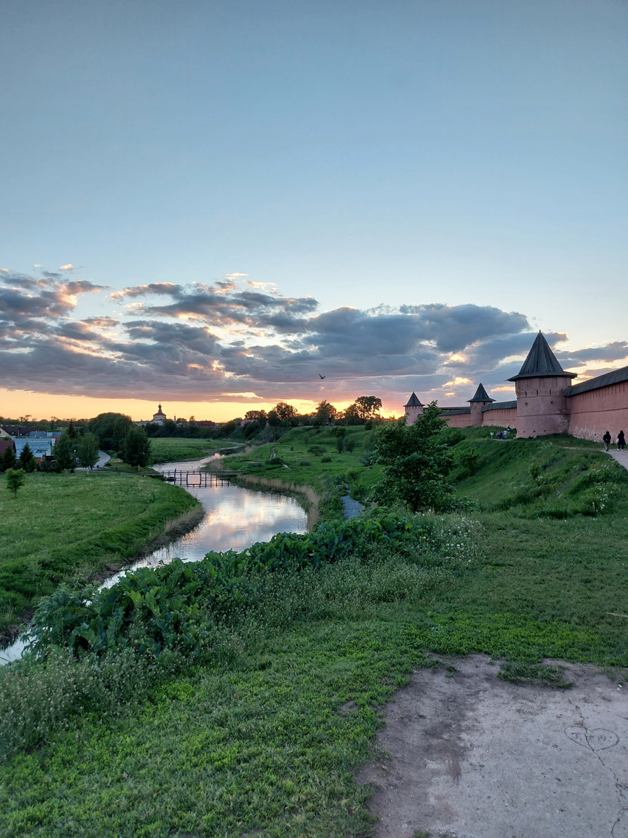 Этим летом в Суздаль приедут тысячи гостей. А сколько они сделают снимков древнего города, сосчитать невозможно. Туристические места и тайные улочки, на которых можно спрятаться от всего мира. Настоящая сувенирная шкатулка нашей страны, которую каждый открывает для себя сам, в объективе гостей и местных жителей.