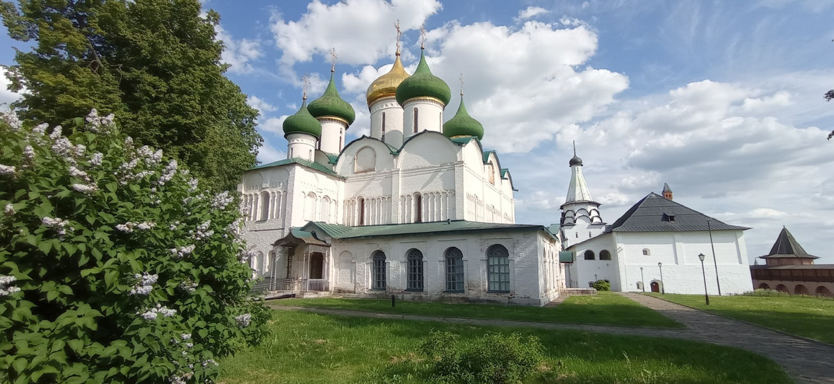 Этим летом в Суздаль приедут тысячи гостей. А сколько они сделают снимков древнего города, сосчитать невозможно. Туристические места и тайные улочки, на которых можно спрятаться от всего мира. Настоящая сувенирная шкатулка нашей страны, которую каждый открывает для себя сам, в объективе гостей и местных жителей.