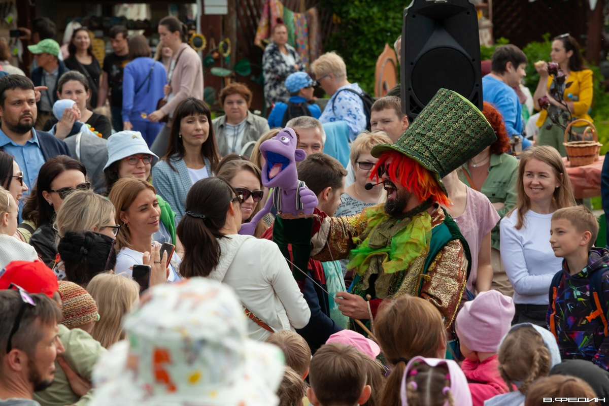 Этим летом в Суздаль приедут тысячи гостей. А сколько они сделают снимков древнего города, сосчитать невозможно. Туристические места и тайные улочки, на которых можно спрятаться от всего мира. Настоящая сувенирная шкатулка нашей страны, которую каждый открывает для себя сам, в объективе гостей и местных жителей.