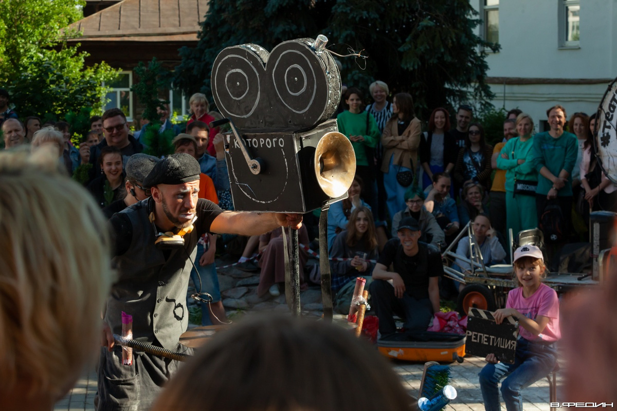 Этим летом в Суздаль приедут тысячи гостей. А сколько они сделают снимков древнего города, сосчитать невозможно. Туристические места и тайные улочки, на которых можно спрятаться от всего мира. Настоящая сувенирная шкатулка нашей страны, которую каждый открывает для себя сам, в объективе гостей и местных жителей.