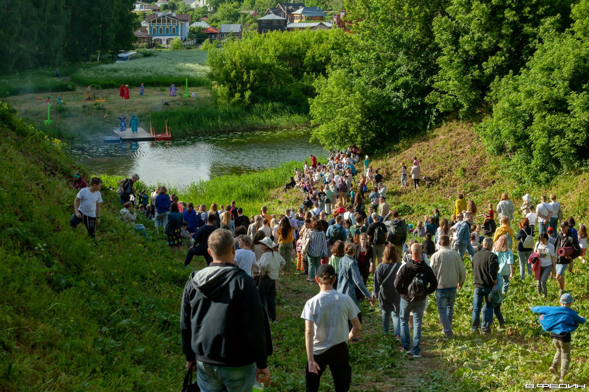 Этим летом в Суздаль приедут тысячи гостей. А сколько они сделают снимков древнего города, сосчитать невозможно. Туристические места и тайные улочки, на которых можно спрятаться от всего мира. Настоящая сувенирная шкатулка нашей страны, которую каждый открывает для себя сам, в объективе гостей и местных жителей.