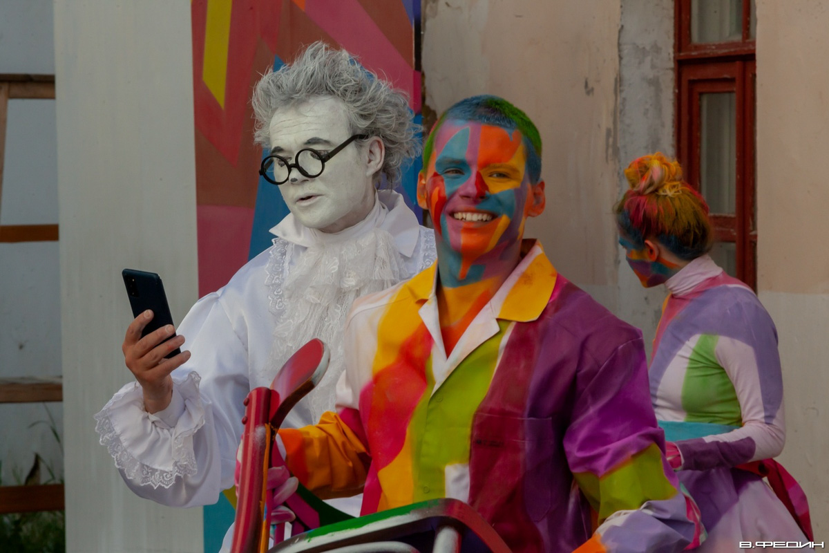 Этим летом в Суздаль приедут тысячи гостей. А сколько они сделают снимков древнего города, сосчитать невозможно. Туристические места и тайные улочки, на которых можно спрятаться от всего мира. Настоящая сувенирная шкатулка нашей страны, которую каждый открывает для себя сам, в объективе гостей и местных жителей.