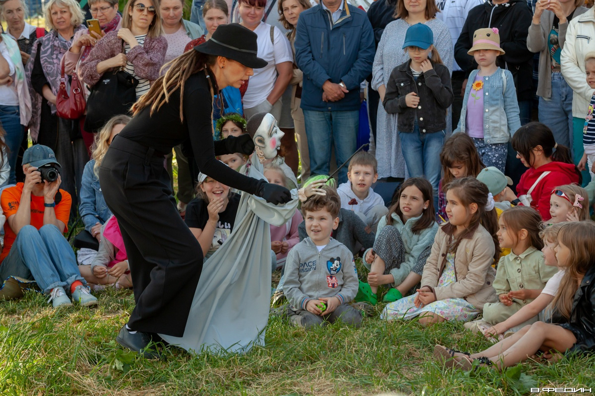 Этим летом в Суздаль приедут тысячи гостей. А сколько они сделают снимков древнего города, сосчитать невозможно. Туристические места и тайные улочки, на которых можно спрятаться от всего мира. Настоящая сувенирная шкатулка нашей страны, которую каждый открывает для себя сам, в объективе гостей и местных жителей.