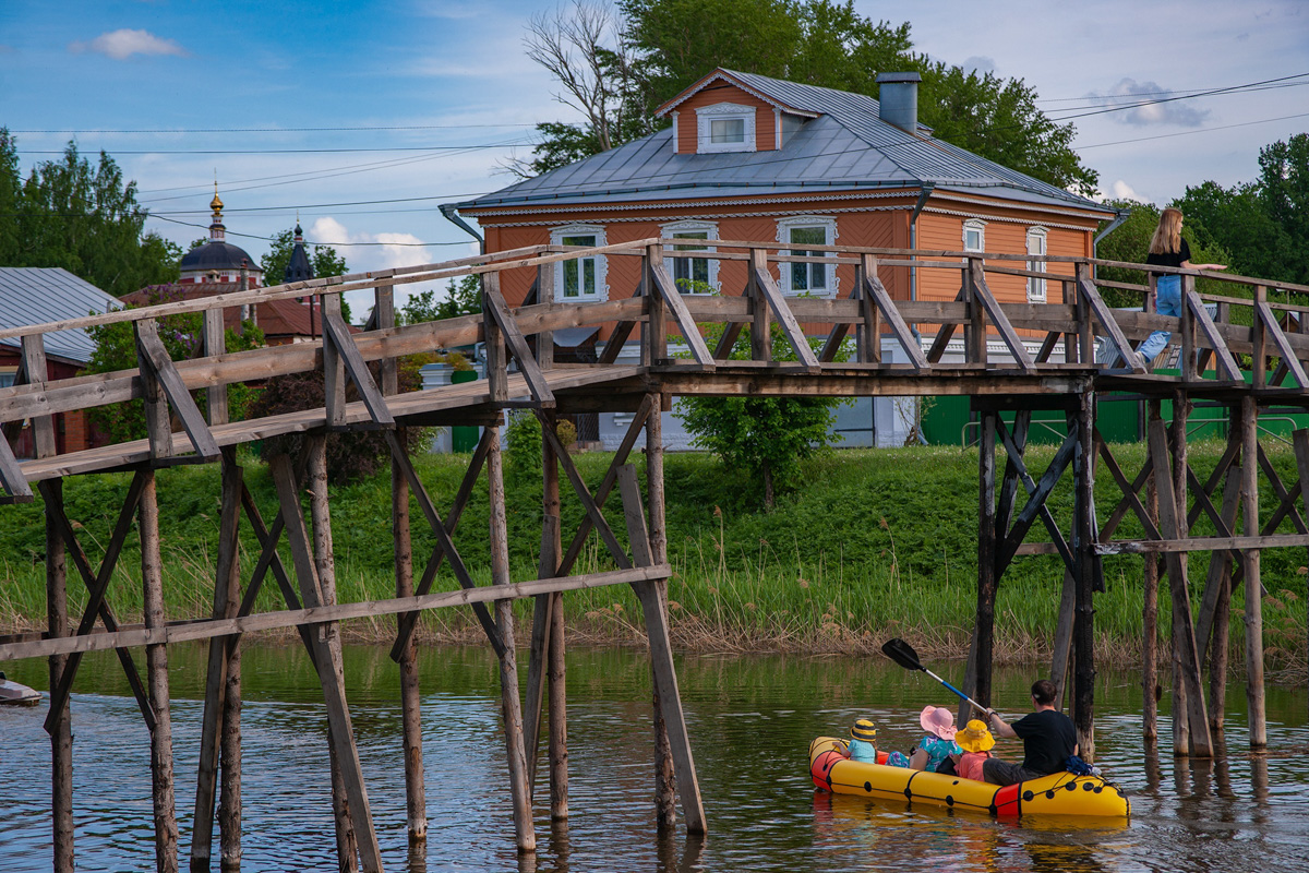 Этим летом в Суздаль приедут тысячи гостей. А сколько они сделают снимков древнего города, сосчитать невозможно. Туристические места и тайные улочки, на которых можно спрятаться от всего мира. Настоящая сувенирная шкатулка нашей страны, которую каждый открывает для себя сам, в объективе гостей и местных жителей.