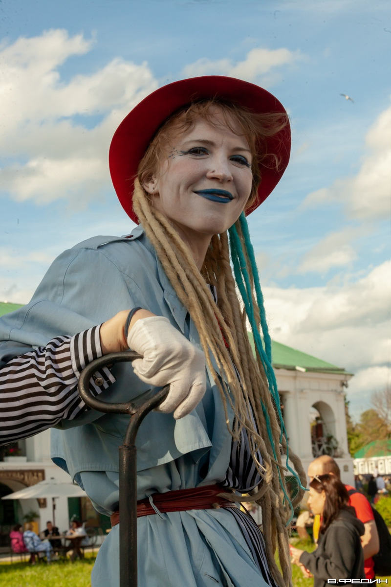 Этим летом в Суздаль приедут тысячи гостей. А сколько они сделают снимков древнего города, сосчитать невозможно. Туристические места и тайные улочки, на которых можно спрятаться от всего мира. Настоящая сувенирная шкатулка нашей страны, которую каждый открывает для себя сам, в объективе гостей и местных жителей.