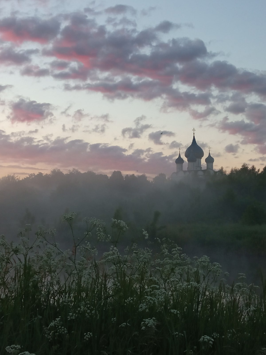 Этим летом в Суздаль приедут тысячи гостей. А сколько они сделают снимков древнего города, сосчитать невозможно. Туристические места и тайные улочки, на которых можно спрятаться от всего мира. Настоящая сувенирная шкатулка нашей страны, которую каждый открывает для себя сам, в объективе гостей и местных жителей.