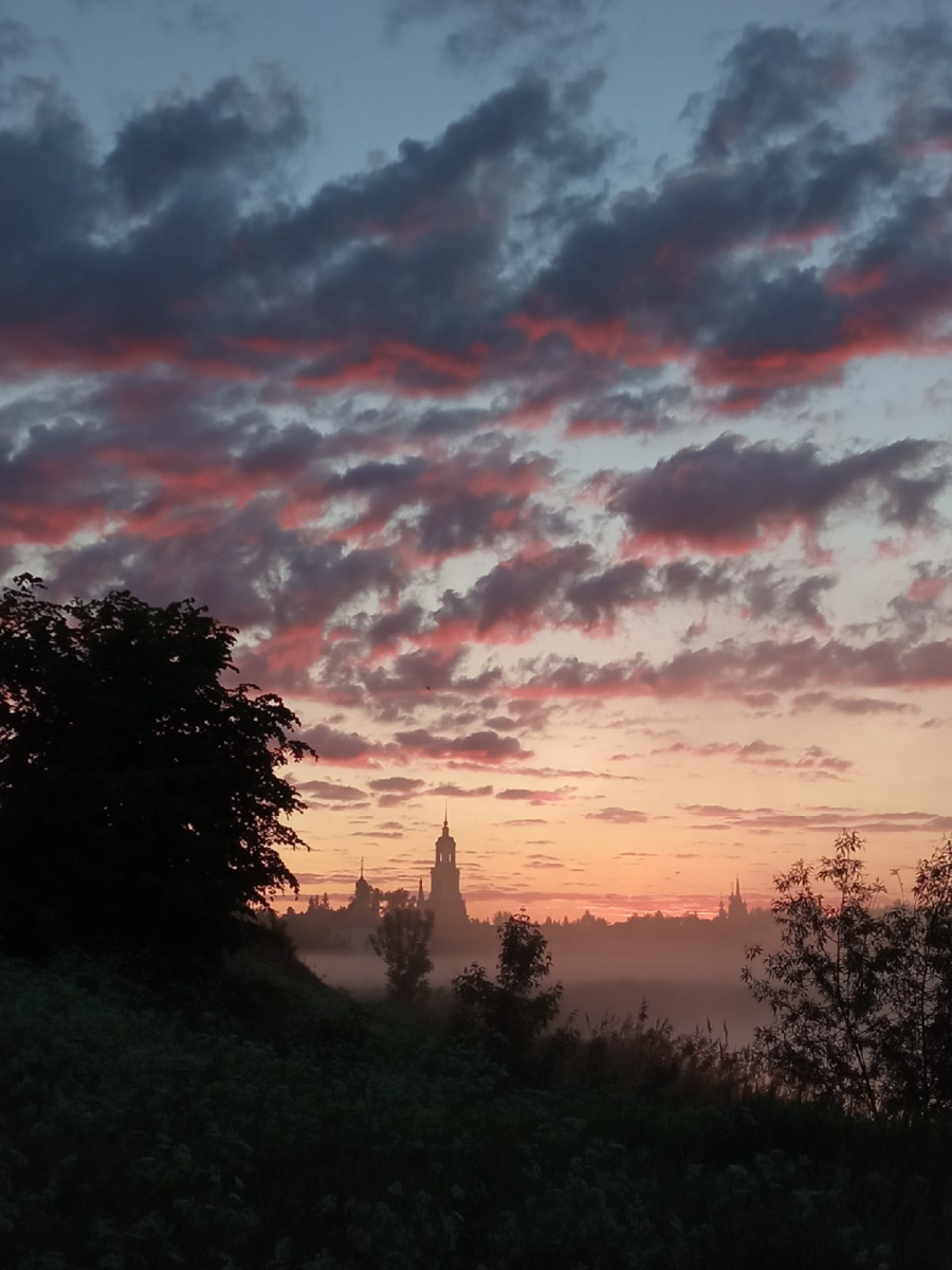 Этим летом в Суздаль приедут тысячи гостей. А сколько они сделают снимков древнего города, сосчитать невозможно. Туристические места и тайные улочки, на которых можно спрятаться от всего мира. Настоящая сувенирная шкатулка нашей страны, которую каждый открывает для себя сам, в объективе гостей и местных жителей.