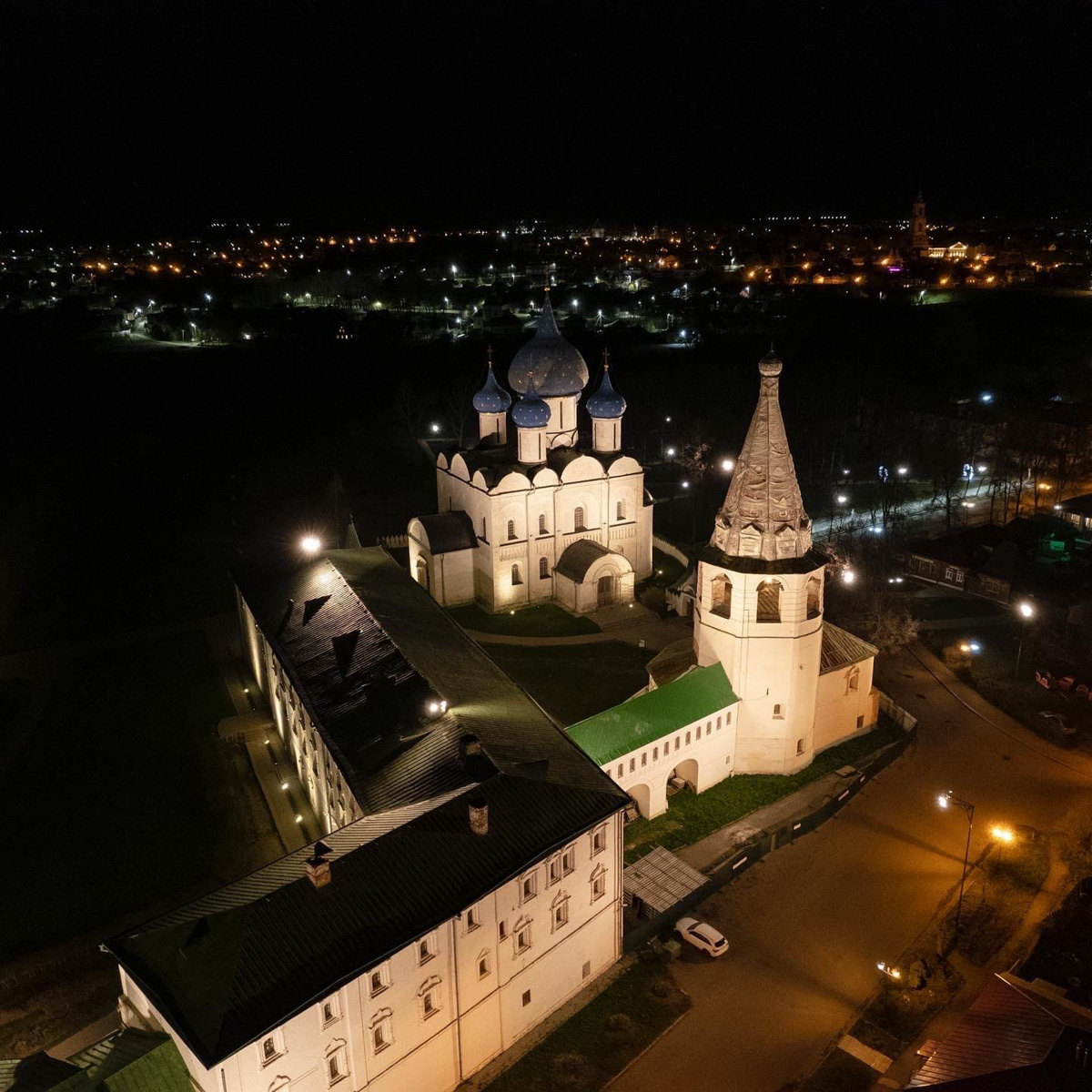 Этим летом в Суздаль приедут тысячи гостей. А сколько они сделают снимков древнего города, сосчитать невозможно. Туристические места и тайные улочки, на которых можно спрятаться от всего мира. Настоящая сувенирная шкатулка нашей страны, которую каждый открывает для себя сам, в объективе гостей и местных жителей.
