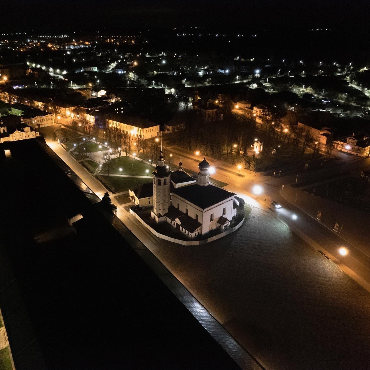 Этим летом в Суздаль приедут тысячи гостей. А сколько они сделают снимков древнего города, сосчитать невозможно. Туристические места и тайные улочки, на которых можно спрятаться от всего мира. Настоящая сувенирная шкатулка нашей страны, которую каждый открывает для себя сам, в объективе гостей и местных жителей.