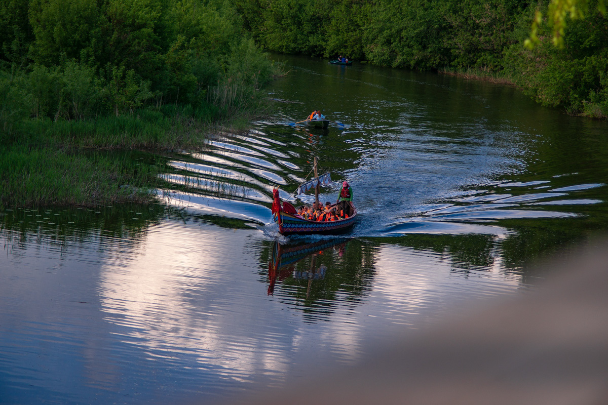 Этим летом в Суздаль приедут тысячи гостей. А сколько они сделают снимков древнего города, сосчитать невозможно. Туристические места и тайные улочки, на которых можно спрятаться от всего мира. Настоящая сувенирная шкатулка нашей страны, которую каждый открывает для себя сам, в объективе гостей и местных жителей.
