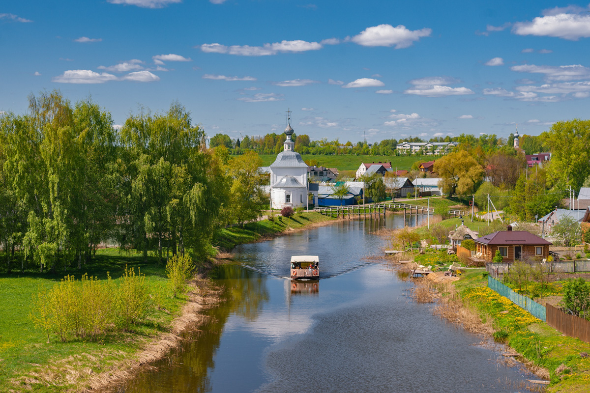 Этим летом в Суздаль приедут тысячи гостей. А сколько они сделают снимков древнего города, сосчитать невозможно. Туристические места и тайные улочки, на которых можно спрятаться от всего мира. Настоящая сувенирная шкатулка нашей страны, которую каждый открывает для себя сам, в объективе гостей и местных жителей.