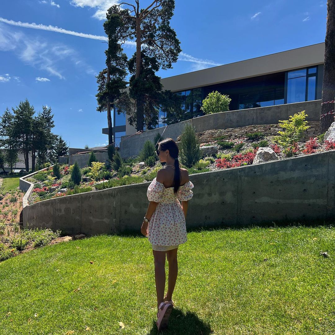 Про эту локацию, оформленную в европейском стиле, мы вам уже рассказывали. Но теперь она стала не просто красивым местом в центре города, а настоящей Меккой для владимирских блогеров. Не запостил оттуда фото – считай не был. Так ведь?