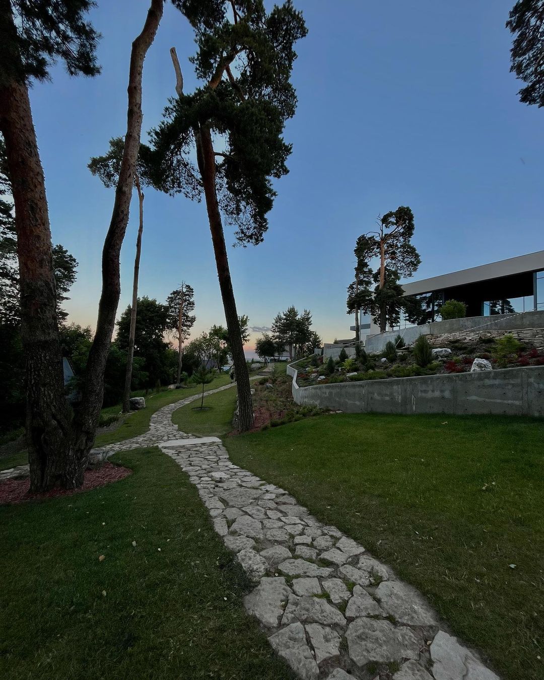 Про эту локацию, оформленную в европейском стиле, мы вам уже рассказывали. Но теперь она стала не просто красивым местом в центре города, а настоящей Меккой для владимирских блогеров. Не запостил оттуда фото – считай не был. Так ведь?