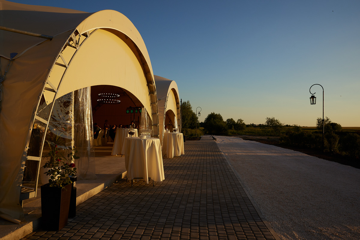 30 июля экоотель «Горячие ключи» в Суздале отметил 20-летие. В этот знаменательный день в отеле заложили камень, символизирующий старт проекта «Музей русской национальной кухни», и открыли новую «Садовую улицу» с банями, каждая из которых символизирует садовые деревья. Кульминацией праздника стал концерт на открытом воздухе с приглашенными звездами девяностых и двухтысячных!